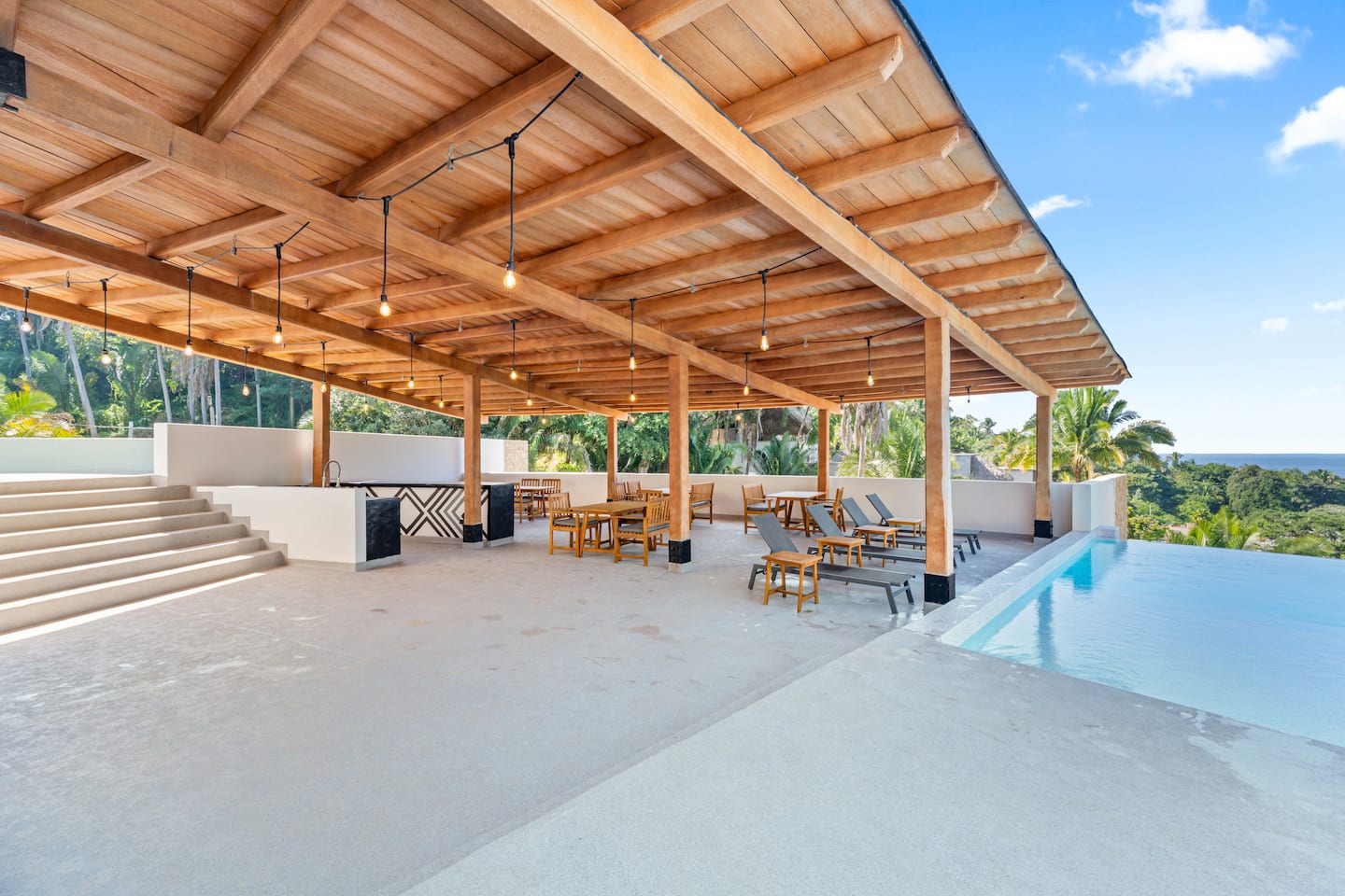 Step onto the rooftop terrace and find lounge seating, a pergola, and the Pacific horizon all to yourself.