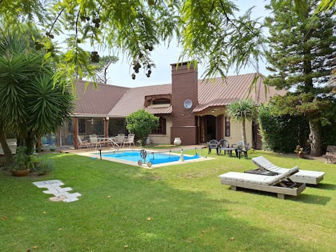 House 15p heated pool October April