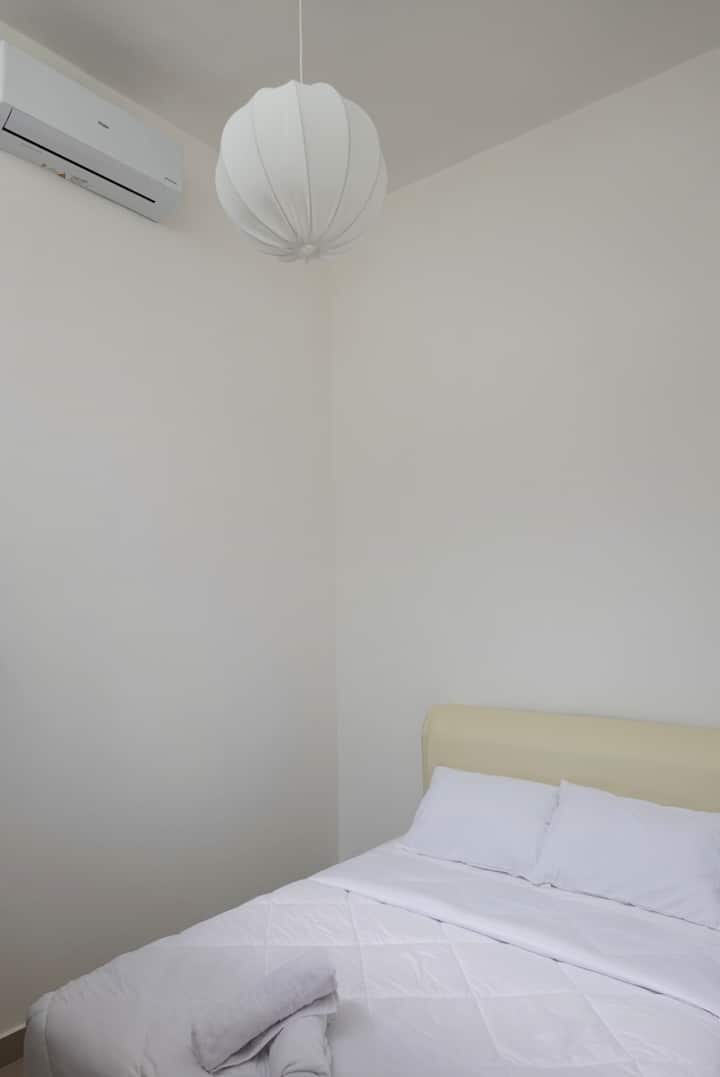 Dhoma e gjumit 4 është e pajisur me krevat dopio "queen", varëse leckash, kosh pluhuri, kondicioner, jastëk të rehatshëm, çarçafë, jorgan dhe dy peshqirë.
Një dyshek i vetëm shtesë mund të ofrohet sipas kërkesës.