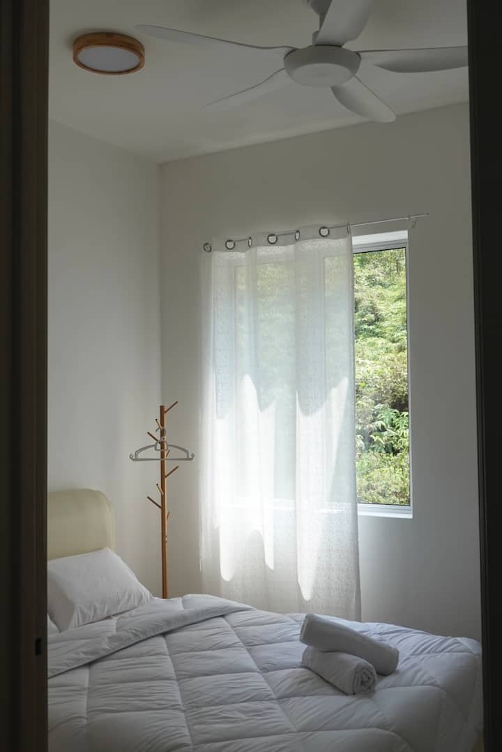 Dhoma e gjumit 3 është e pajisur me krevat dopio "queen", varëse leckash, kosh pluhuri, jastëk të rehatshëm, çarçafë, jorgan dhe dy peshqirë. Kjo dhomë nuk ka ajër të kondicionuar, por është e pajisur me një ventilator me shpejtësi të lartë dhe të fuqishëm.
