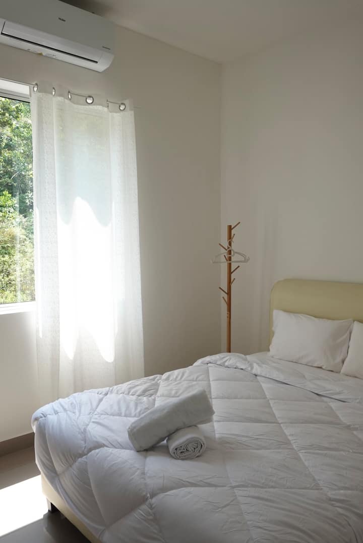 Dhoma e gjumit 2 është e pajisur me krevat dopio "queen", varëse leckash, kosh pluhuri, kondicioner, jastëk të rehatshëm, çarçafë, jorgan dhe dy peshqirë.
