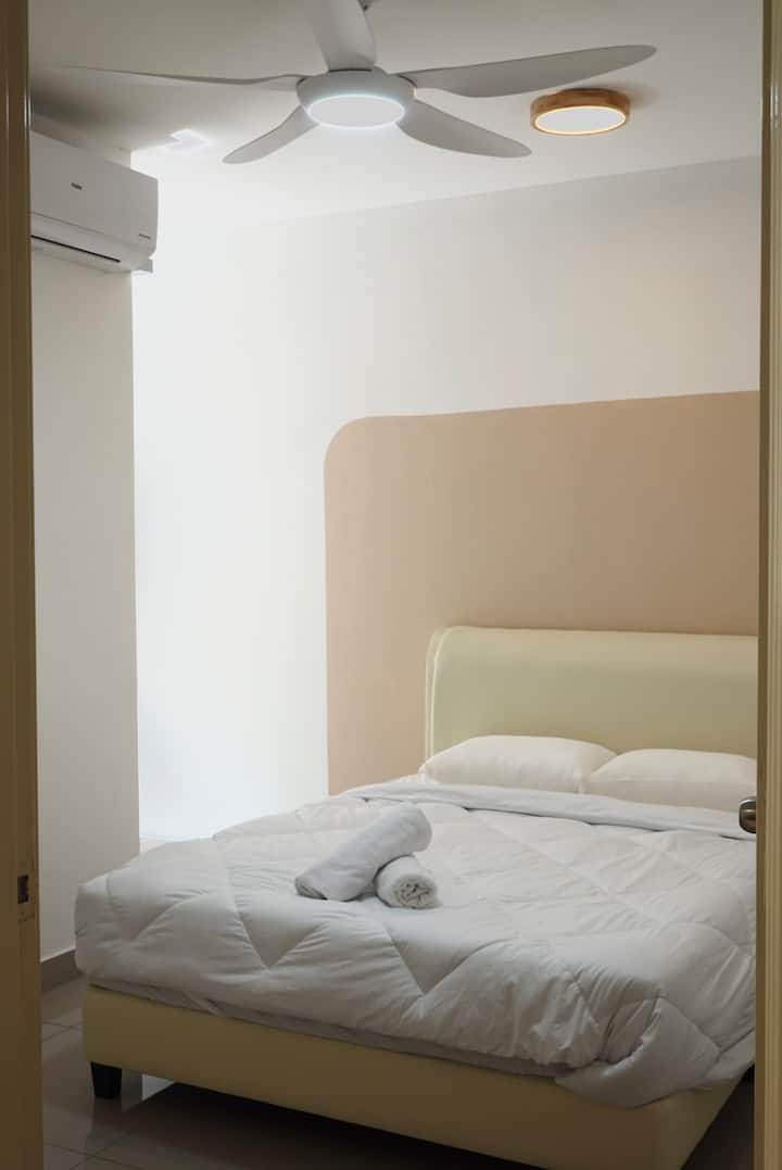 Dhoma e gjumit 4, e vendosur në katin e poshtëm, është e pajisur me krevat dopio "queen", varëse rrobash, kosh pluhuri, kondicioner, jastëk të rehatshëm, çarçafë, jorgan dhe dy peshqirë.
Një dyshek i vetëm shtesë mund të ofrohet sipas kërkesës.