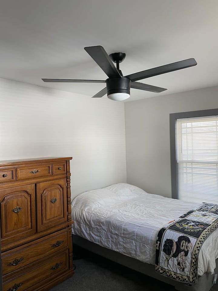 Кревет со целосна големина со гардеробер и плакар.