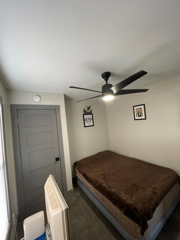 Гостите може да конфигурираат со воздушен душек со целосна големина или двокреветно креветче.