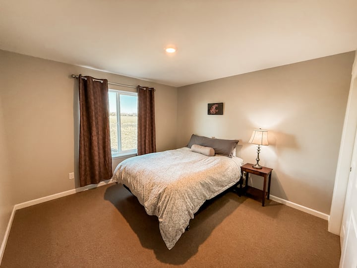 Krevat dopio "queen" në dhomën e gjumit 3. Hijet e dhomës së errët.