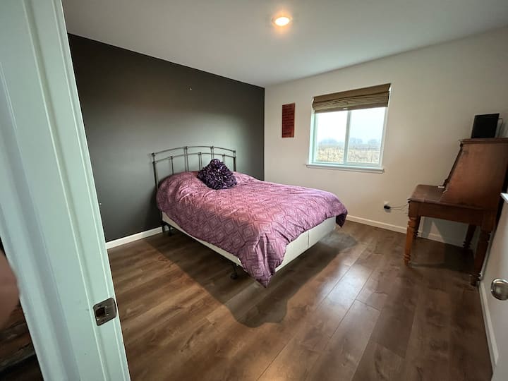 Lit Queen Size dans la quatrième chambre. Deux fenêtres avec stores occultants.