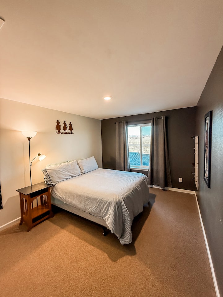 Krevat dopio "queen" në dhomën e gjumit 2. Hijet e dhomës së errët.