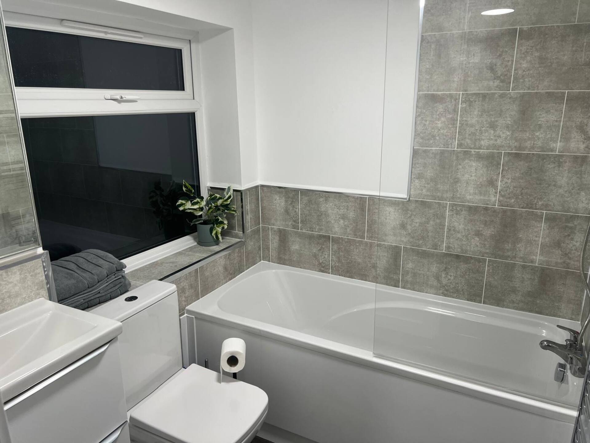 Stylish 3-Bed 2-Bath Home in Rugby- WiFi & Garden — photo 5