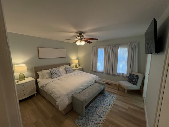 Chambre principale avec matelas king size et télévision connectée 43"