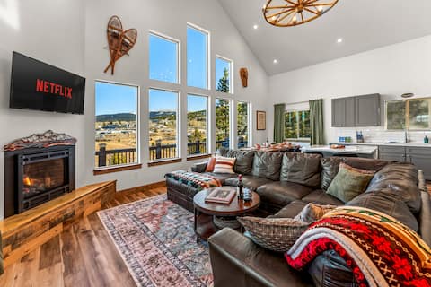 Top Airbnb: Mountain Chalet! Hot Tub, Sauna, Game Room, Pets in Leadville