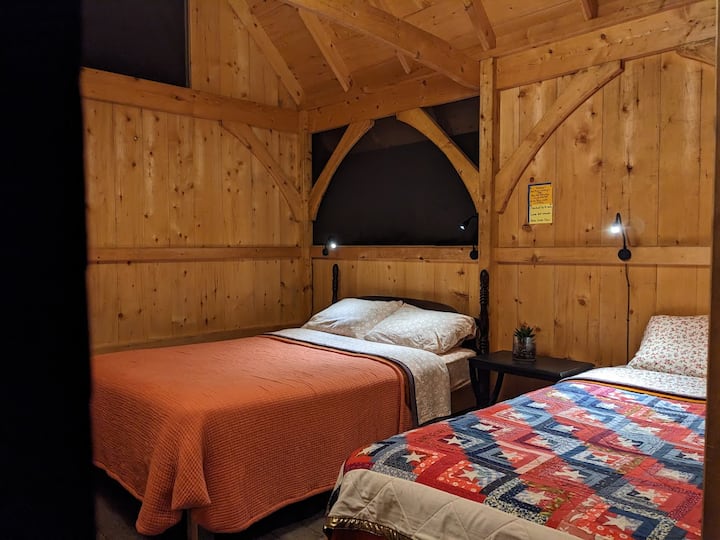 Aurora Hut At Deer Isle Hostel And Ecolodge - Stonington, ME