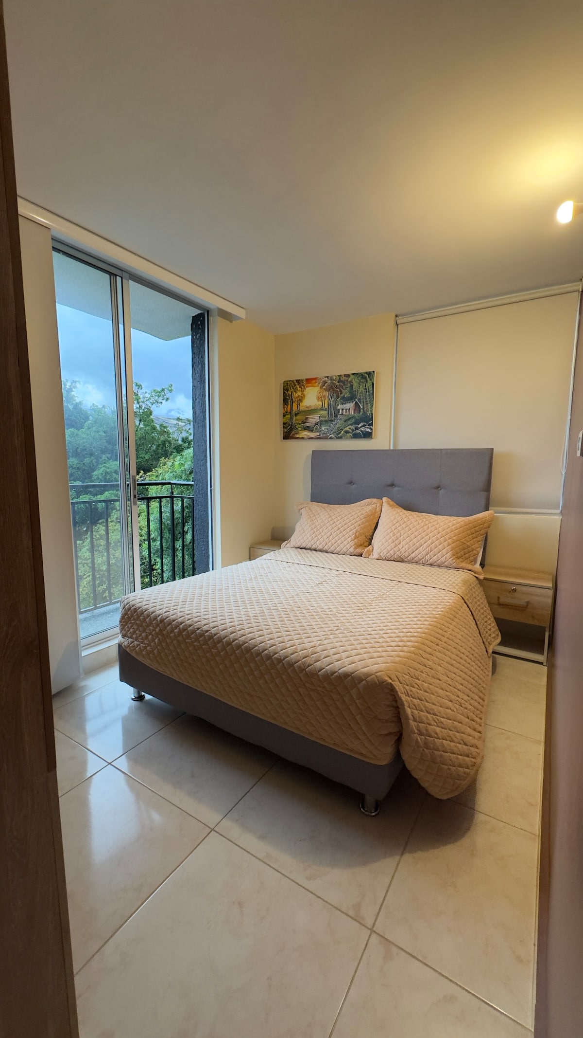 غرفة النوم الرئيسية
سرير واحد من 1.40 
مع الملاءات والبطانيات والوسائد الخاصة بهم 
2 جوز 
مصباح ليلة واحدة 
مكواة ملابس واحدة 
شماعات 