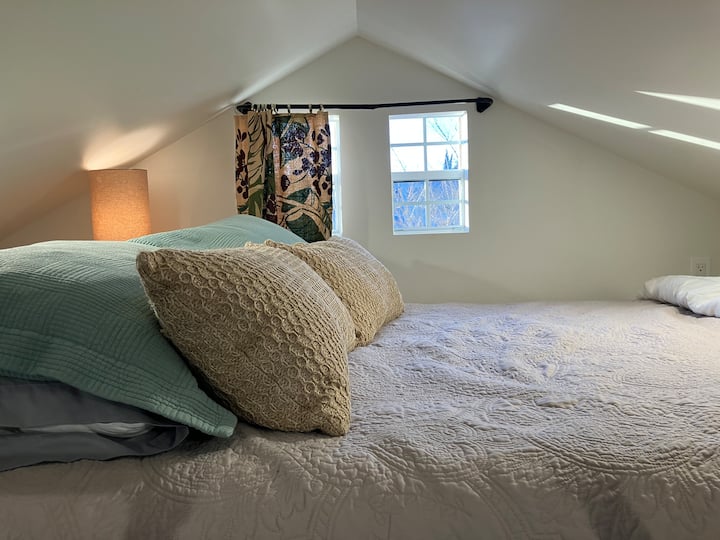 Студио на поткровје, брачен кревет (широк 150-179 см)