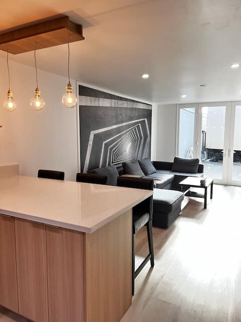 Popular Airbnb listing: Modern 1BR • 6 miles to Disneyland • Free Parking in Orange County
