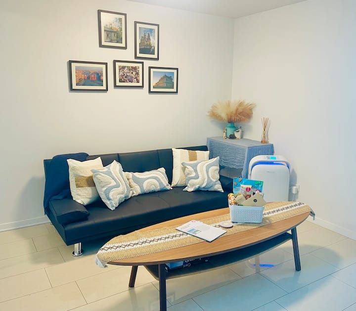 Nëse sjell një vizitor shtesë, kjo zonë shndërrohet në një hapësirë të rehatshme gjumi me divanin krevat në stil futoni. Shtrojat etj. ofrohen kur prenotohet një vizitor i tretë.