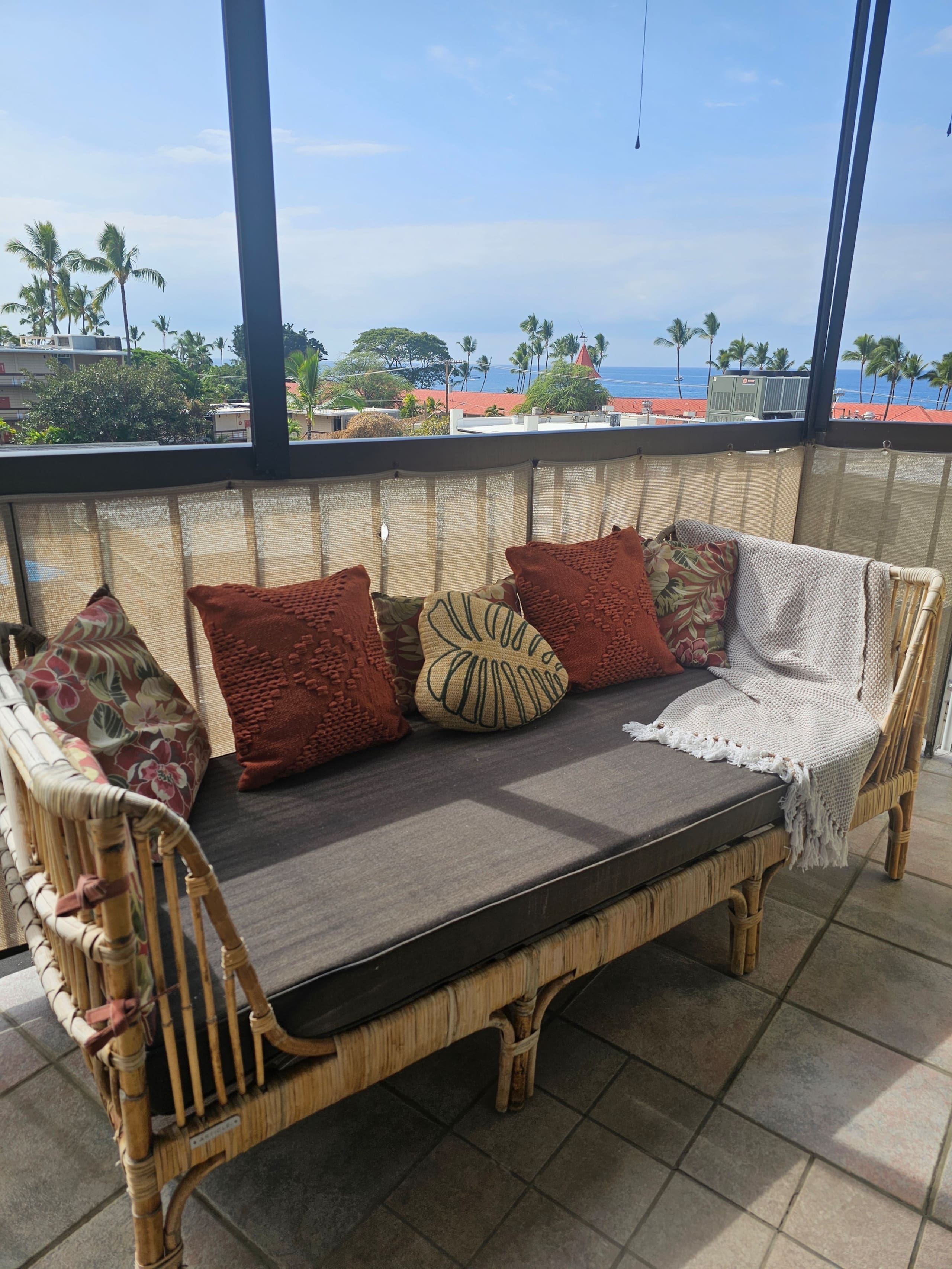Top-Floor Kona Plaza Gem - Photo 19