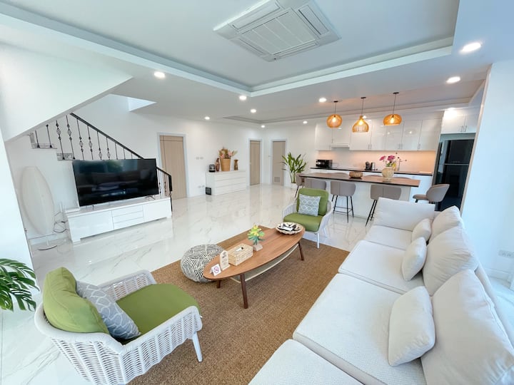 White Moonlight Pool Garden Villa/中天海滩/六卧七卫新泳池花园别墅 - Pattaya City