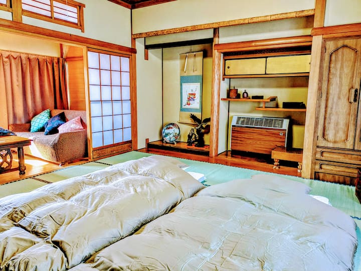 Ovo je soba u japanskom stilu s 8 tatami prostirki i podom ().
Na stalnom rubu nalazi se kauč.
