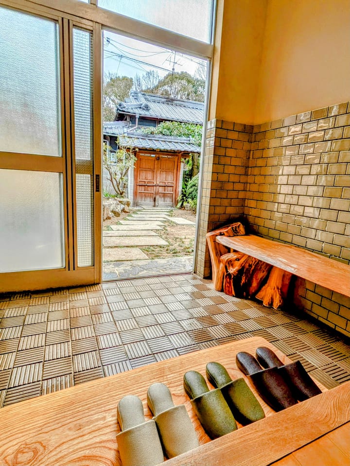 Toshima/3-minute walk from Karakurakou/2-story old house with a