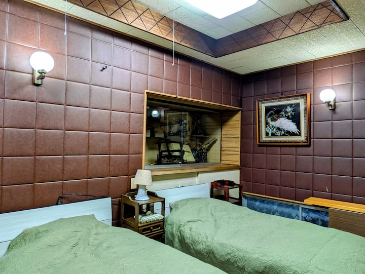 To je soba u zapadnjačkom stilu noću.