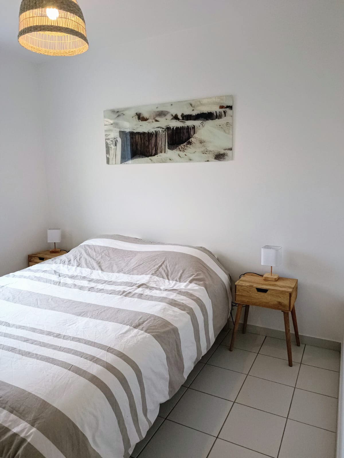 سرير 160 × 200
وسادتين قياسيتين 
لحاف 240 × 220