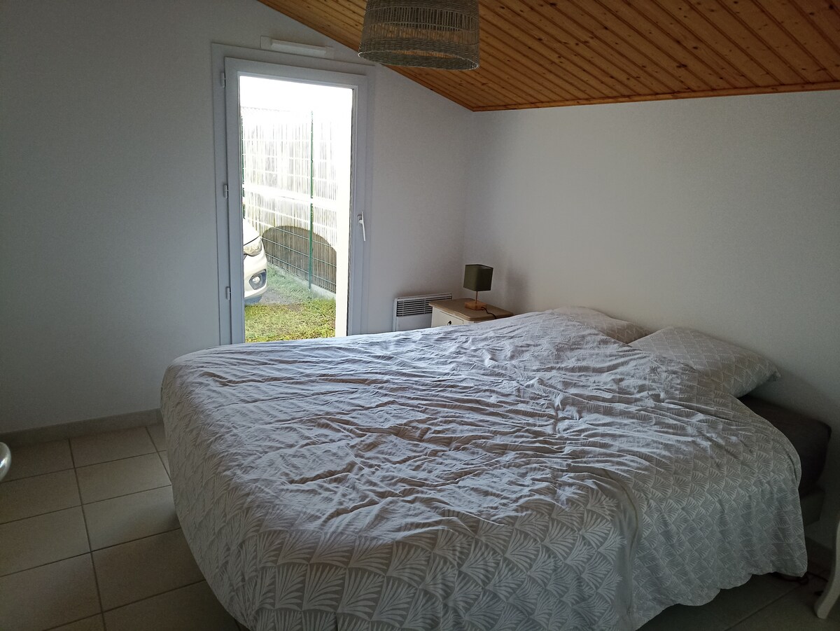 غرفة النوم رقم 1 من المبنى الخارجي 
سرير 160x200
وسادتين قياسيتين 
لحاف 220 × 240