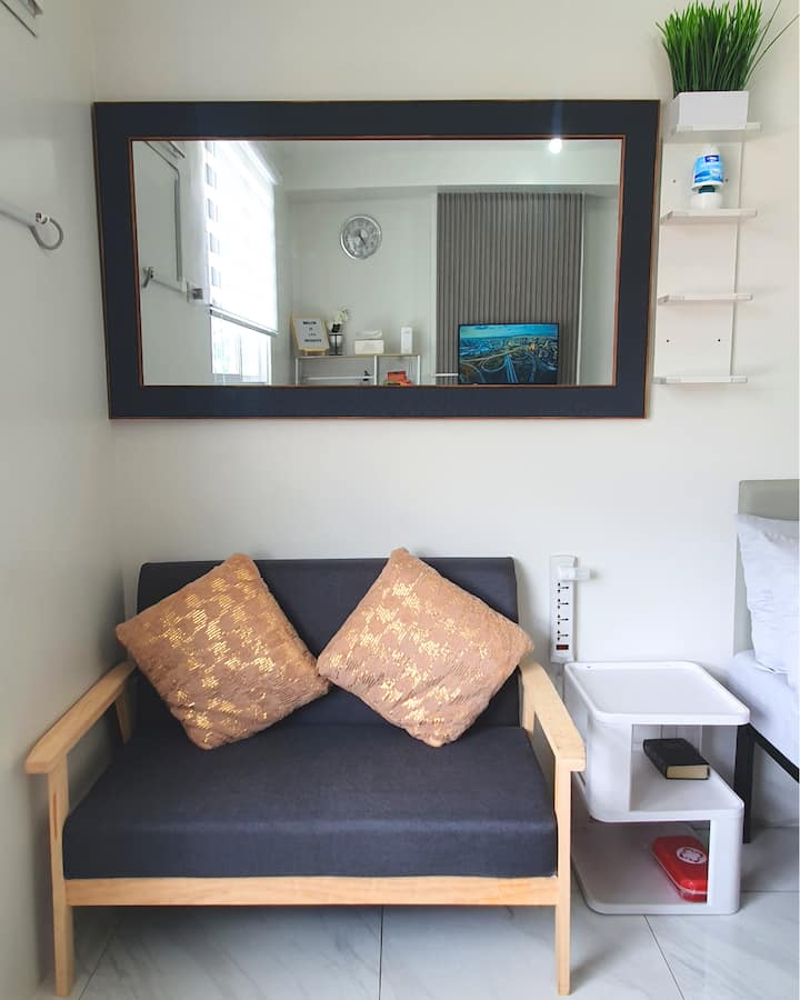 Modern Condo W/ Overlooking Pool In Cebu City - Cebu City