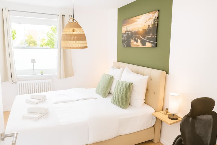 Otra cama con somier de 180*200 cm está disponible. También hay disponibles lámparas LED con función de carga USB para cada huésped.