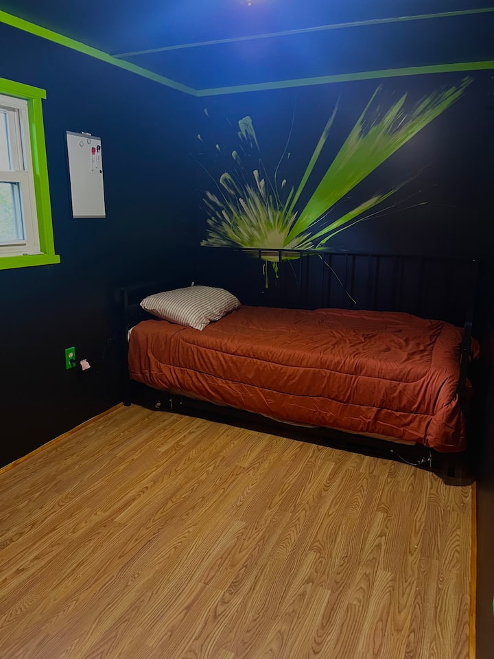 Krevat dopio me trungje dyshe poshtë. 