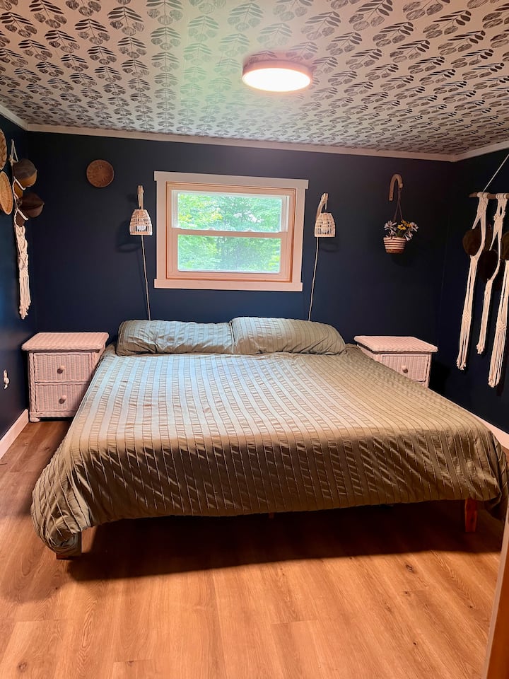 Krevat dopio "king" në dhomën kryesore të gjumit 