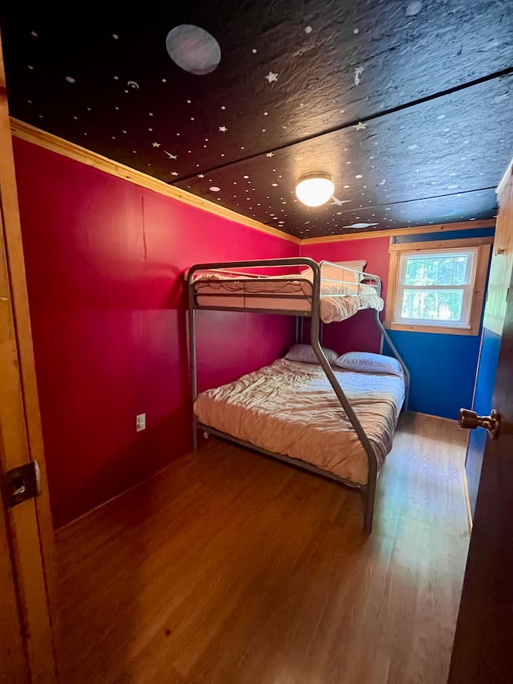 Krevate marinari në dhomën e parë të gjumit