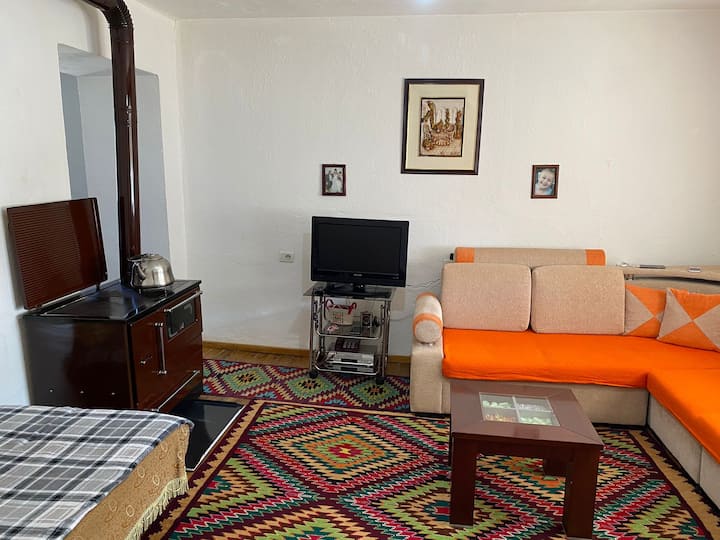 Bujtina Nevrus Cabej - Ersekë