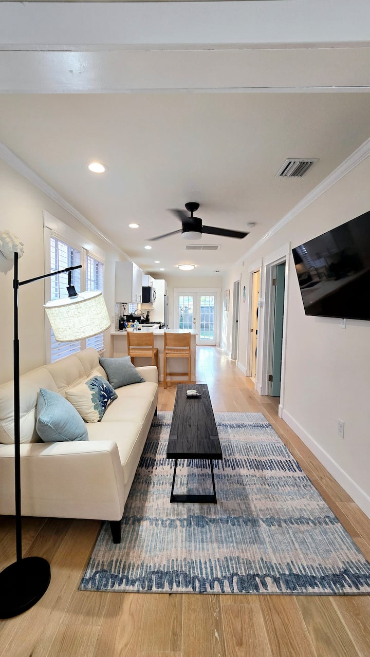 Coastal Breezes Cottage - Lake Worth, FL