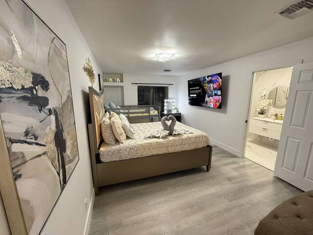 #75 Luxurious Modern Estate Min to Stadium gallery image 5