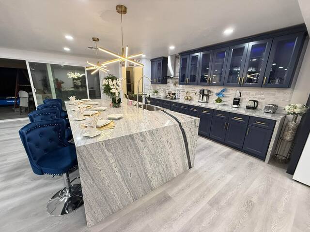 #75 Luxurious Modern Estate Min to Stadium gallery image 2