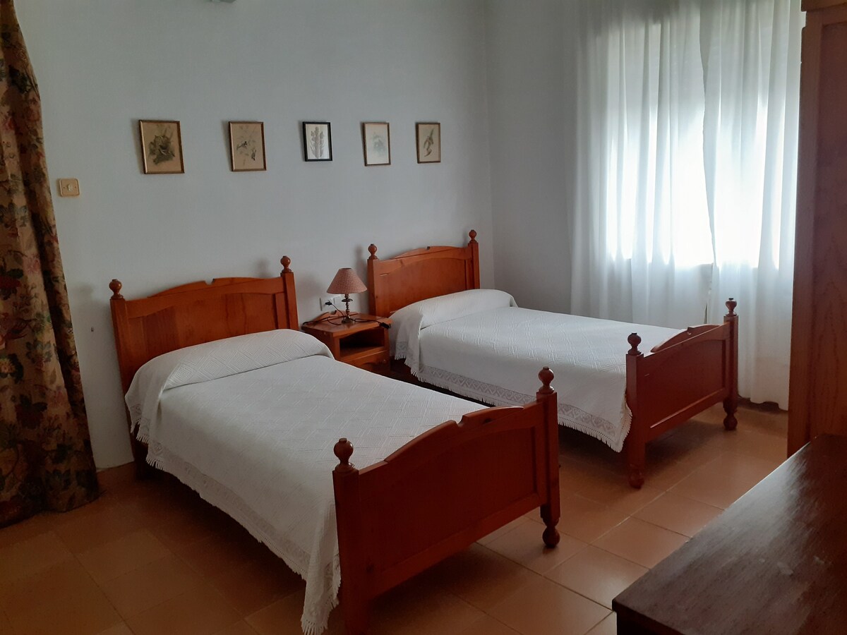 Спалня с две единични легла започва със спалня 5.