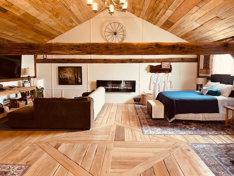Luxury Hayloft Near Turkey Point and Port Dover