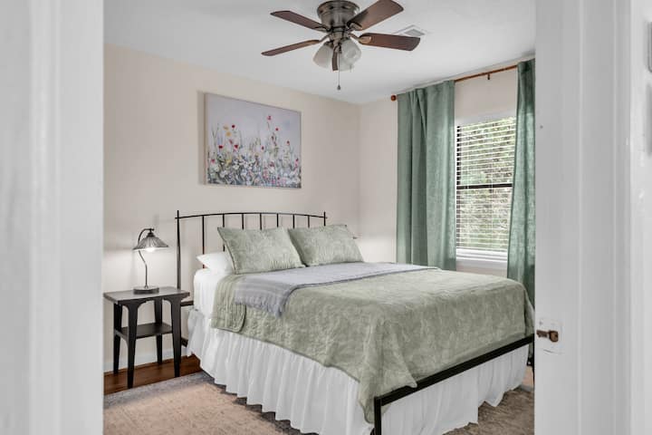 Guesthouse W/private Yard In Greater Heights - Houston, TX