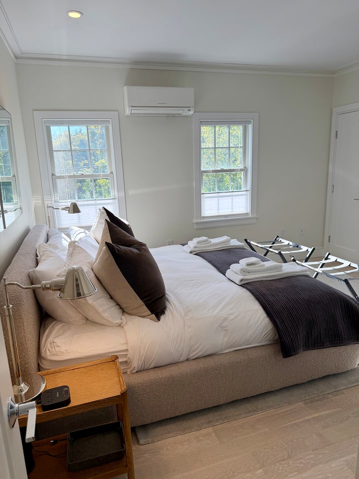 Легло с размер King, нощни шкафчета, скрин, два гардероба за закачане