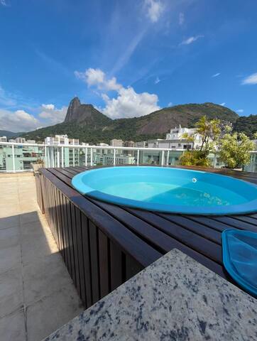 Linda cobertura com piscina.