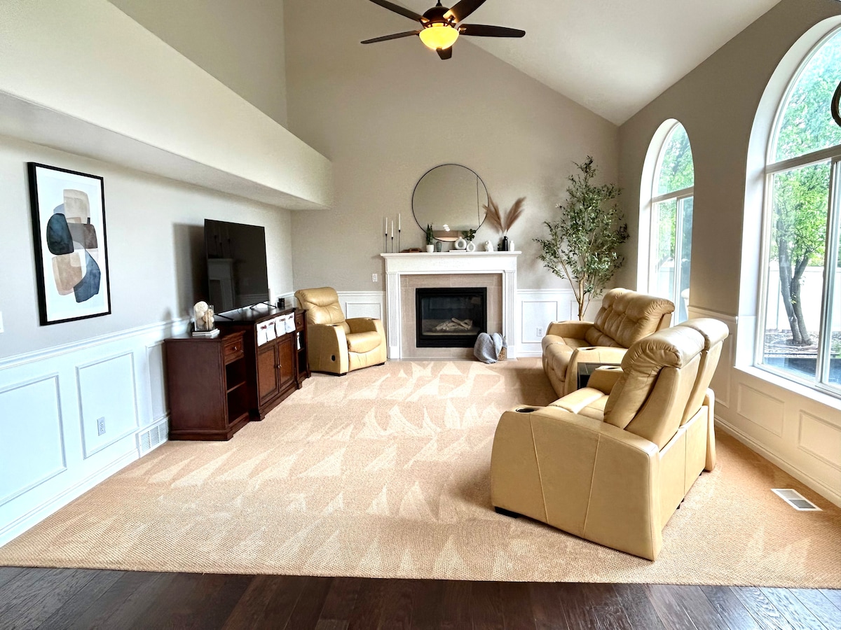 Top Airbnb: Spacious Gathering Place 2x Living & Dining + Yard in Salt Lake City
