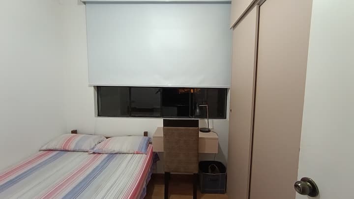 Chumba cha starehe kwa ukaaji wa usiku mmoja. Ukiwa na sehemu ya kufanyia kazi ya studio.  