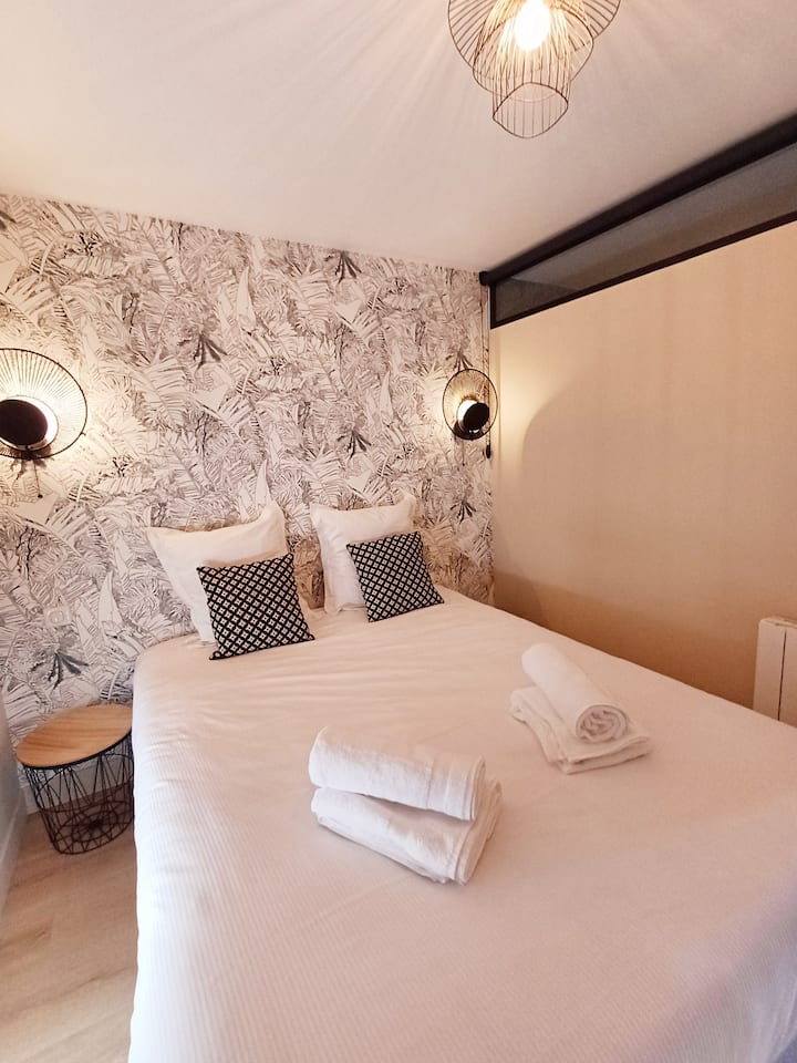 غرفة أنيقة ومهدئة، سرير مريح، ديكور غابة أنيق، مثالية للاسترخاء بعد يوم حافل. يتم توفير أغطية السرير وبياضات المرحاض. 