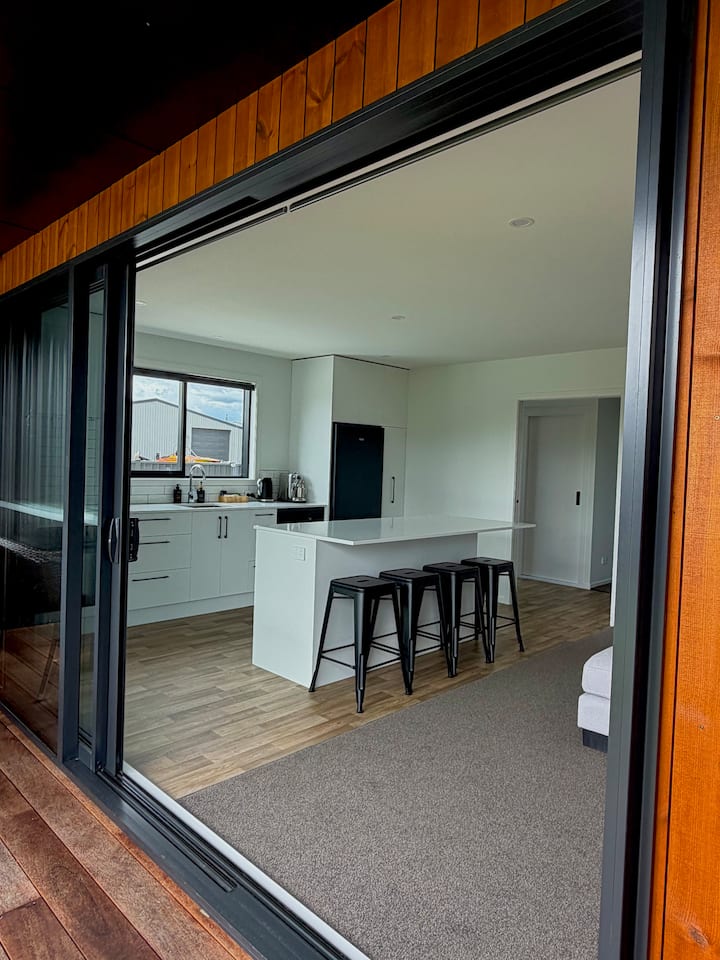 Modern Town House With Mountain Views - Te Anau