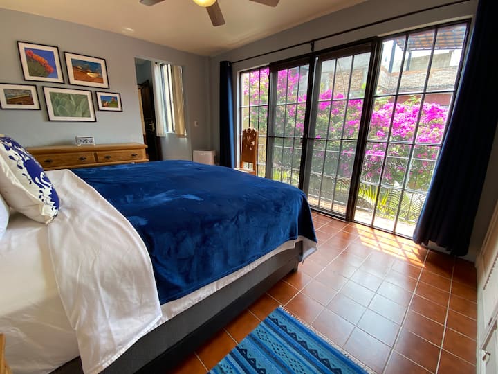 Dormitorio con cama king size