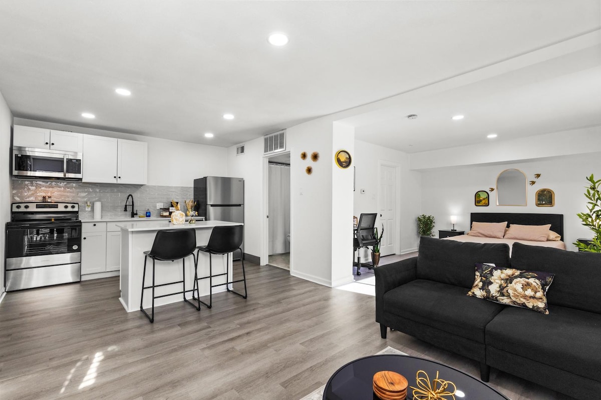 Top performing Airbnb: Stylish Apartment 7 Mins from LoveField Airport in Arlington Park