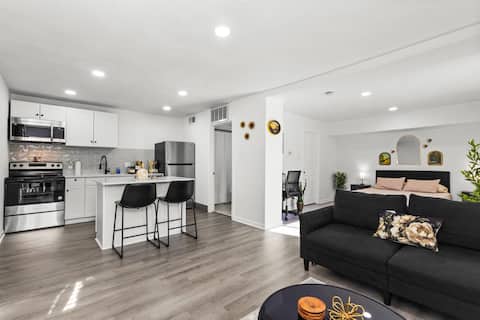 Top performing Airbnb: Stylish Apartment 7 Mins from LoveField Airport in Arlington Park