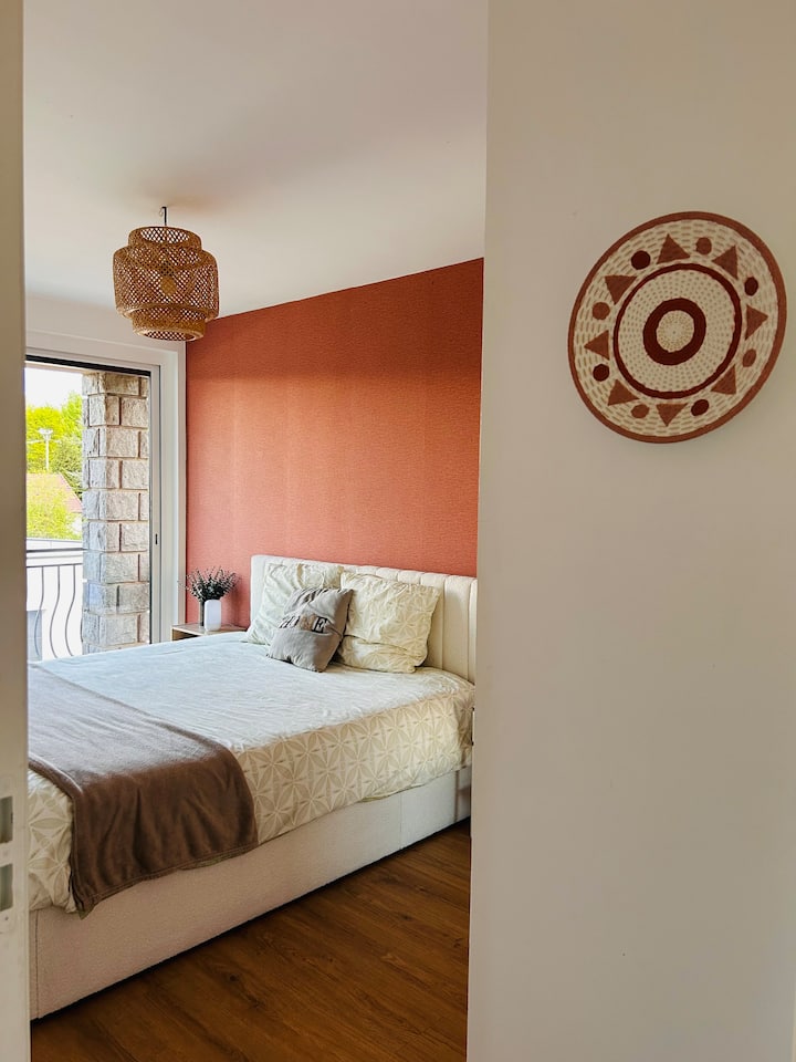 Spálňa s manželskou posteľou veľkosti King a šatníkom na uloženie vašich vecí