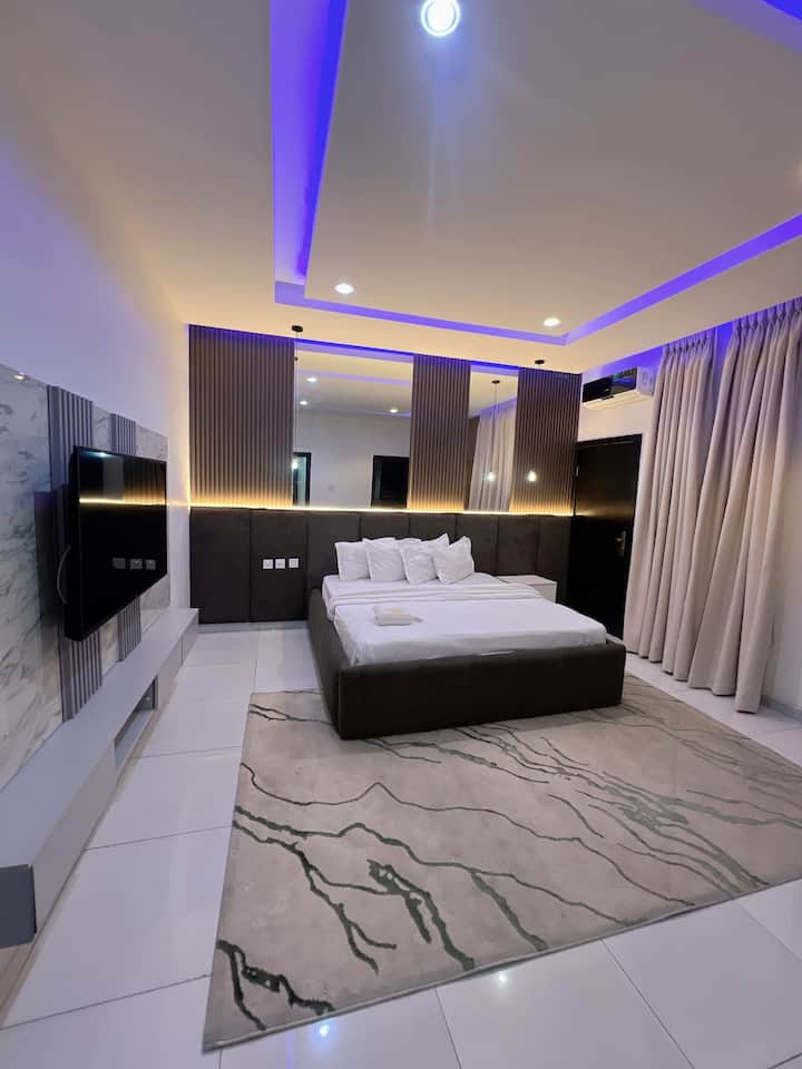 Naša pokojná spálňa je pokojným útočiskom s plyšovou manželskou posteľou, televízorom na zábavu a dostatočným úložným priestorom na oblečenie.