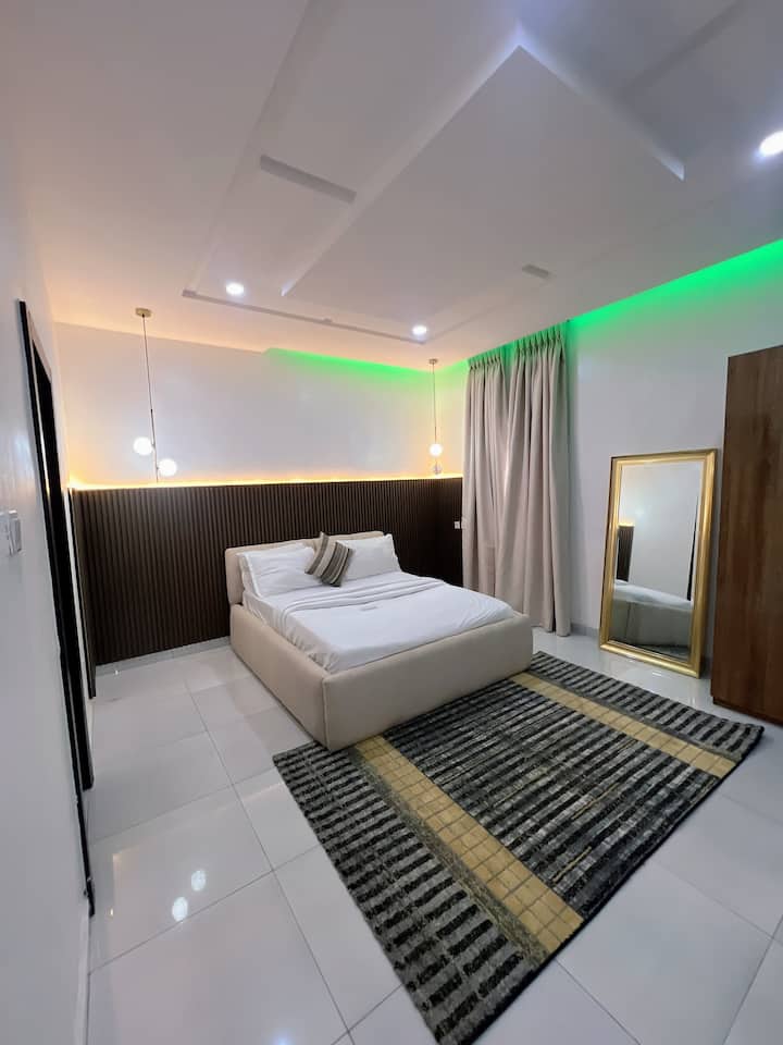 Naša útulná spálňa je pokojným únikom, ideálnym na relaxáciu a omladenie.
